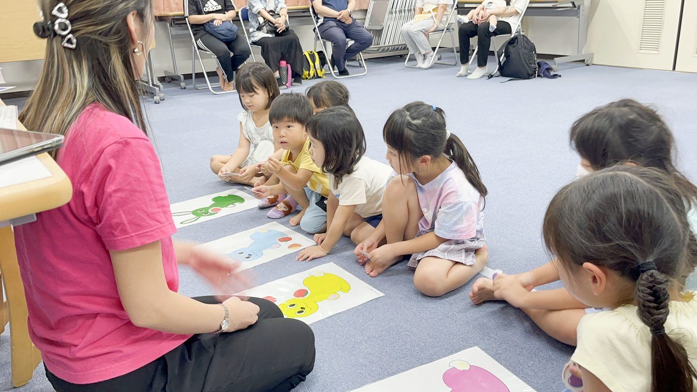 メニューカードを使った英語の遊びの様子